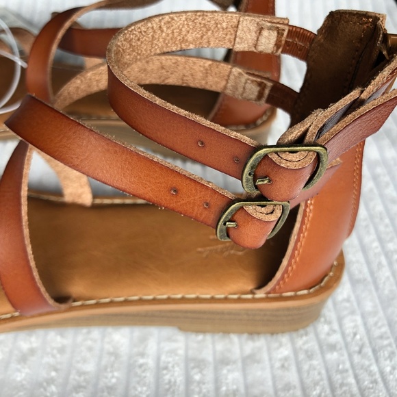 NWT – Universal Thread Brown Strappy Sandals. Size 6.5 - Picture 6 of 8